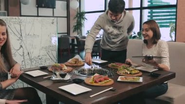 Arkadaşlar elektrikli ızgara restoranda kullanarak