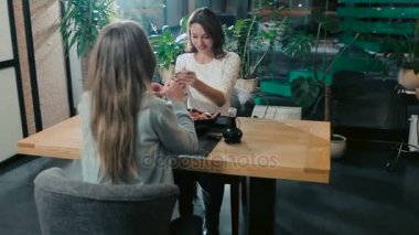restoranda akşam yemeği için hazırlama kadın