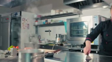 Pişirmeden önce aşçı soba hazırlar