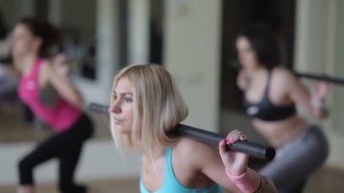 Güzel bir kadın olan çubuk çömelme