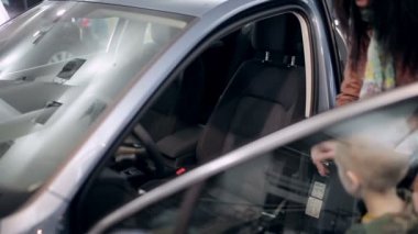 Aile yeni minivan satın alacak. Araba satın alma araba Bayilik aile, potansiyel müşteriler