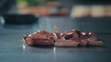 Ocakta sosis kızartma Şef