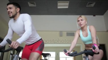 Sporcuların egzersiz bisikletleri üzerinde çifti