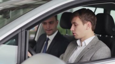 Araba satıcı ile alıcı 