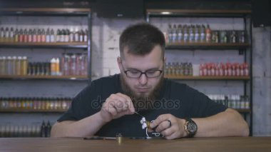 vape tutan ve bu iplik satıcısı.