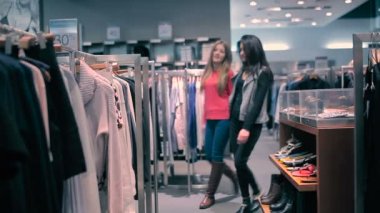 Kız giysi numaradan arıyoruz. Kız beyaz bir kazak tercih ediyor ve git.