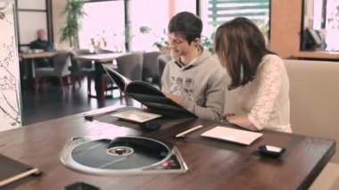 Restoranda yemekler seçme Çift