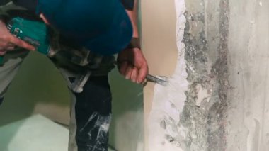 Bir hummer matkap kullanarak inşaat işçisi