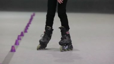 Kız rollerdrome üzerinde düşmüş koni düzeltir