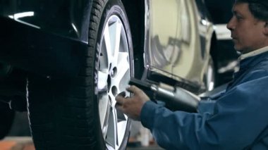 Makinist dışarı tekerlek cıvata unscrews