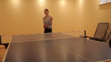 Masa Tenisi oynarken çifti