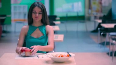 Hamburger yemek ve salata ile bir plaka almak kız reddediyor. Kız gibi sağlıklı gıda.