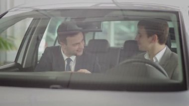 Araba satıcı ile alıcı 