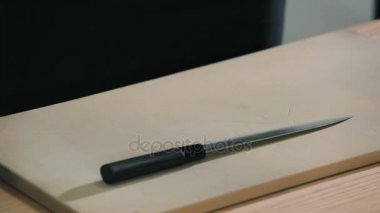 Somon kesme tahtası üzerinde Dilimleme