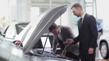 İstemci teftiş yapan araba motoru