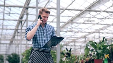 Telefonda konuşan adam.