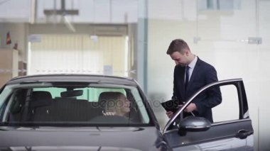 Satıcı bilgileri açıklayan 