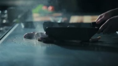 Ocakta sosis kızartma Şef