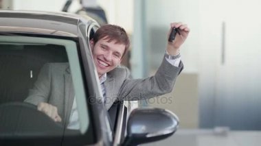 Mutlu adam anahtarları sallayarak