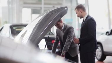 İstemci teftiş yapan araba motoru