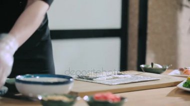 Sushi ustası havyar ekler