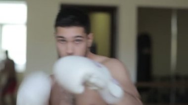 Boks spor salonunda genç adam