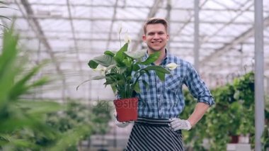 Yakışıklı çiçekçi holding spatifilyum