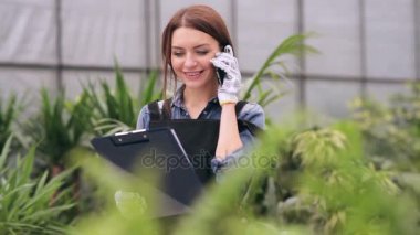 Telefonda konuşurken çiçekçi