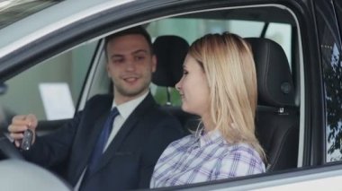 Mutlu kız gösteren tuşları