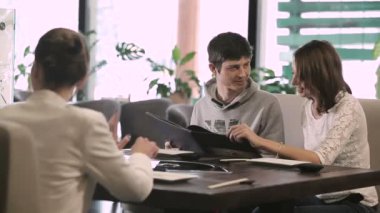 Restoran menüsünde teftiş arkadaşlar