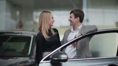 Genç çift mutluluk satın alma araba