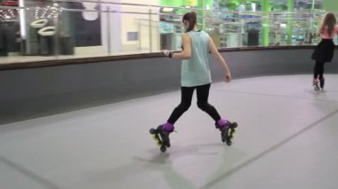 Rollerdrome silindirler üzerinde eğitim kız. Kız yapmak güzel bir piroutte üzerinde rollerdrome.