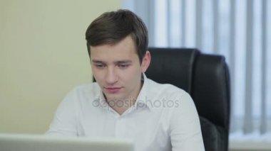 yorgun genç işadamı