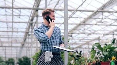 Telefonda konuşan adam.