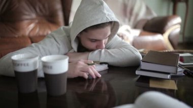 Yorgun öğrenci hoodies olarak uyanır