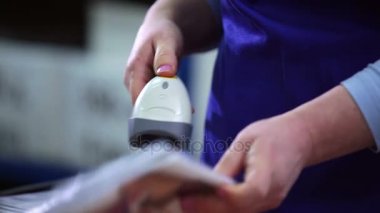 Kadın bar kodları tarar