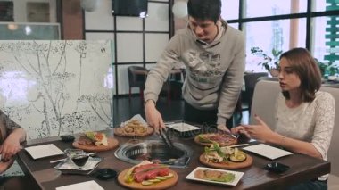 Arkadaşlar elektrik inşa kullanarak 