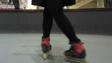 Kız piroutte silindirler üzerinde yapma