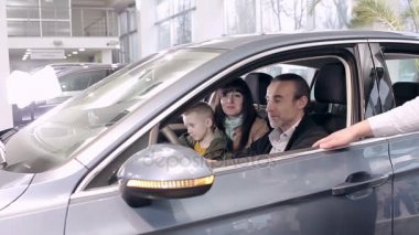 Satış Yöneticisi yeni bir araba seçiminde aile önerir. Araba satın alma bir araba Bayilik aile, potansiyel müşteriler.