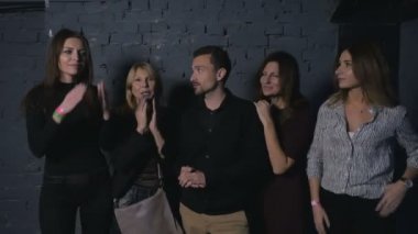 bir grup genç insan