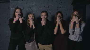 bir grup genç insan