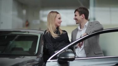 Genç çift yeni araba yakınındaki