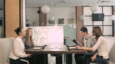 neşeli bir grup arkadaşıyla