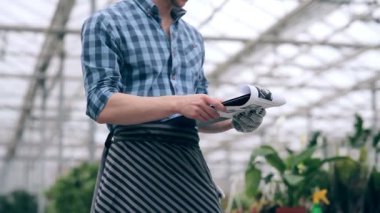 Fiyat listesi ile ilgilenen çiçekçi