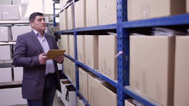 Adam notları tablet ekranda yapar..