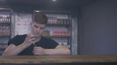 genç adam iplik vape