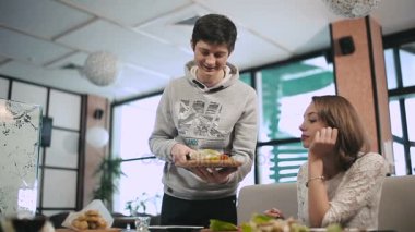 Restoranda genç bir çift  