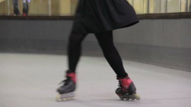 Kız tek ayak üzerinde dönüş rulolar üzerinde yapar