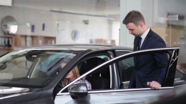 Satıcı kıza açıklar 