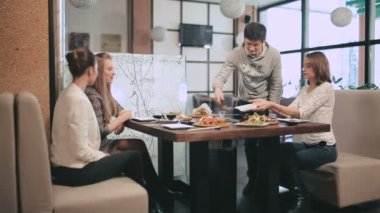 Restorandaki arkadaş grubu..